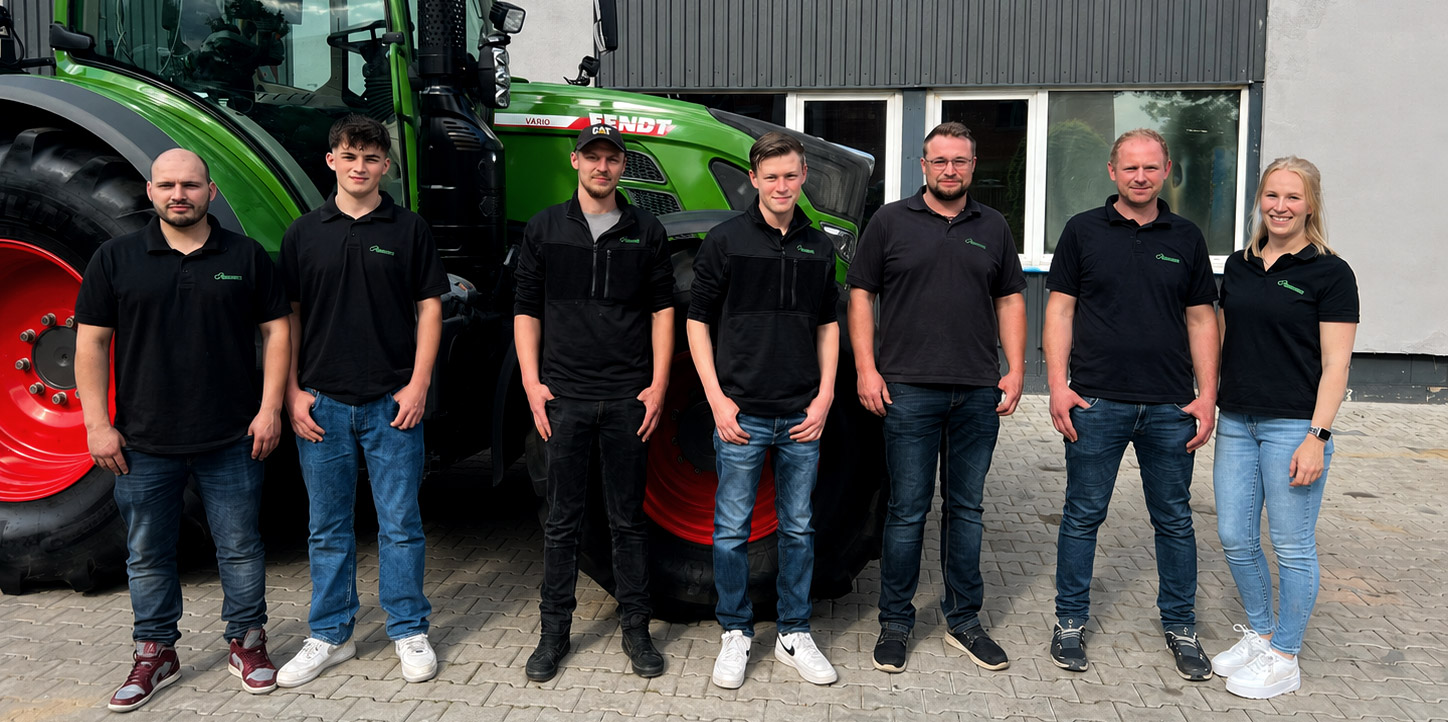 Das Team von M. Hartjes vor einem Fendt-Traktor